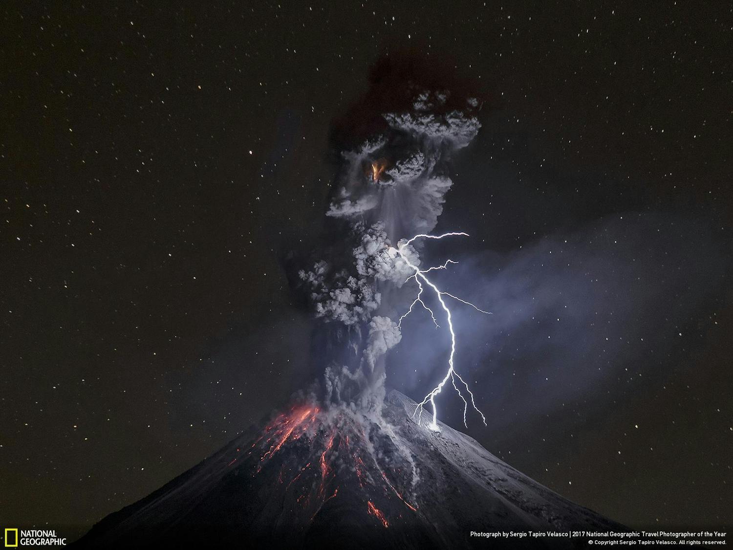 Bästa resebild 2017 National Geographic Travel Photographer of the Year 2017 vinnande bild av vulkan med blixt, tagen av Sergio Tapiro Velasco